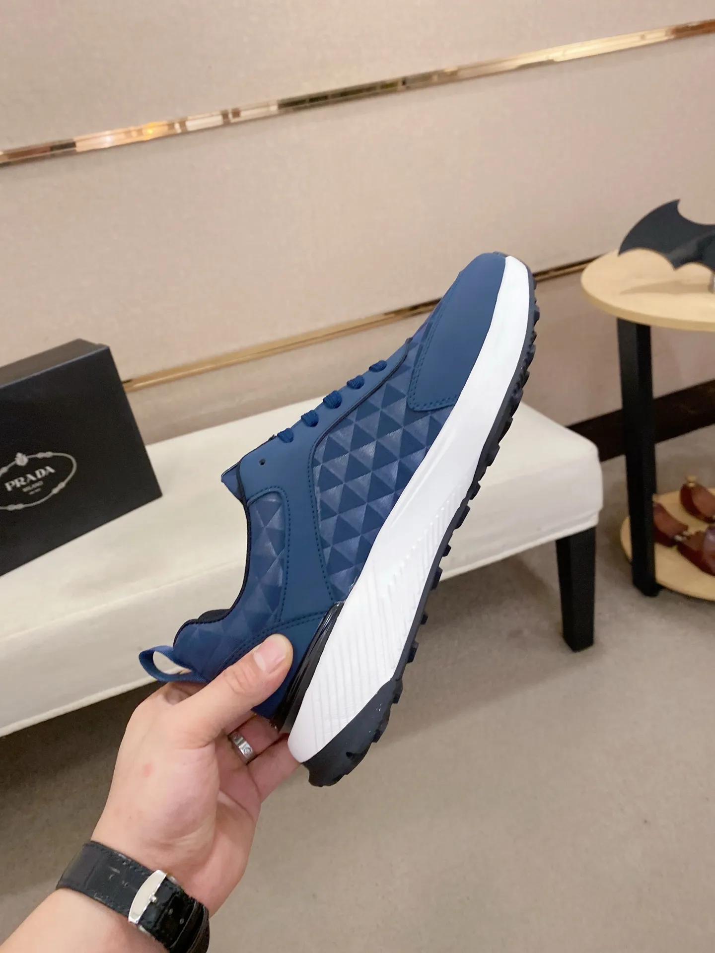 Men's shoes 💰 442💰 ✔️✔️✔️The new PRADA (Prada) counters are launched simultaneously. The new men's shoes and 😘fabrics are made of selected cowhide and waterproof and breathable fabrics. Lining: Breathable mesh lining. 👍🏿 High-end ☄️ air-cushion molded anti-slip rubber outsole, exquisite lines, simple and elegant, comfortable and high-end for leisure travel. Code number: 38 to 44 (45 can be customized and cannot be returned or exchanged)